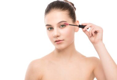 Göz yapmak kadar geçerlidir. Maskara portre, uzun uygulama lashes. Makyaj fırça. İzole.