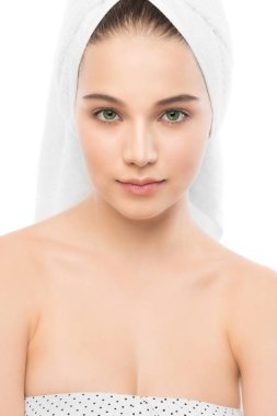 Bankacı Charlie'yle ve havlu başında güzel genç esmer kadın. İzole.