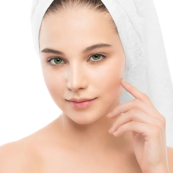 Piękna młoda kobieta brunetka z czystą twarz i ręcznik na głowie. Na białym tle. — Zdjęcie stockowe