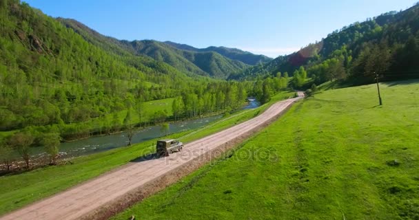 Uhd 4k Antenne des Fahrzeugs, das in Richtung Sonnenreis fährt. Geländewagen in der Luft beschossen — Stockvideo