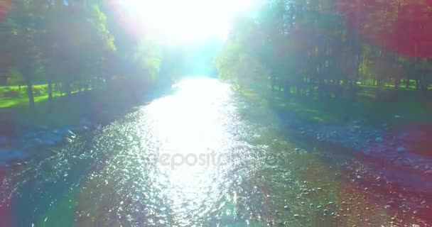 Vuelo en medio del aire sobre un río de montaña fresco y limpio en la soleada mañana de verano — Vídeos de Stock