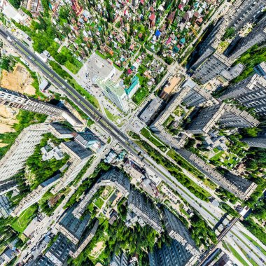 Kesişen yollar, evler, binalar, parklar ve otoparklar olan havacılık şehri manzarası. Güneşli yaz panoramik resmi