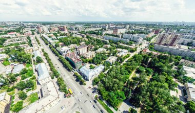 Kesişen yollar, evler, binalar, parklar ve otoparklar olan havacılık şehri manzarası. Güneşli yaz panoramik resmi