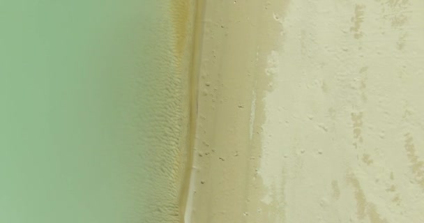 Vue aérienne UHD 4K. Survol d'une rivière de montagne fraîche. Vue verticale et mouvement horizontal 