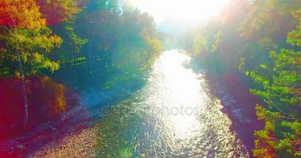 Vista aérea UHD 4K. Vuelo sobre el río fresco de montaña. Movimiento vertical a horizontal de inclinación . — Vídeos de Stock