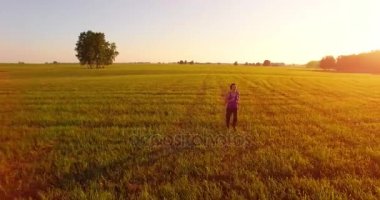 Alçak irtifa drone uçuş mükemmel asfalt yol, sportif kadının önünde