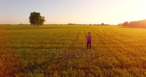 Χαμηλό υψόμετρο πτήση drone μπροστά σπορ γυναίκα στην τέλεια άσφαλτο — Αρχείο Βίντεο