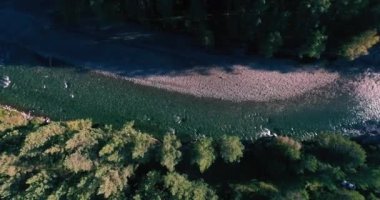 Güneşli yaz sabahında temiz ve taze bir dağ nehri üzerinde uçuşun ortasındayız. Dikey hareket