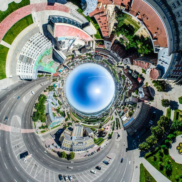 Vista aérea de la ciudad con encrucijadas y caminos, casas, edificios, parques y estacionamientos. Imagen panorámica soleada de verano —  Fotos de Stock