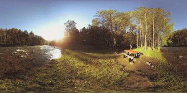 UHD 4K 360 VR Bir nehrin Sanal Gerçekliği güzel dağ ormanlarında kayaların üzerinden akıyor