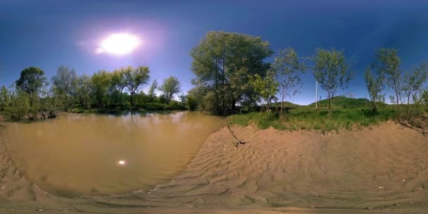 UHD 4K 360 VR Wirtualna rzeczywistość rzeki przepływa przez skały w pięknym górskim krajobrazie lasu — Wideo stockowe