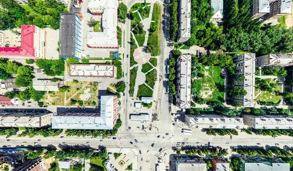 Kesişen yollar, evler, binalar, parklar ve otoparklar olan havacılık şehri manzarası. Güneşli yaz panoramik resmi
