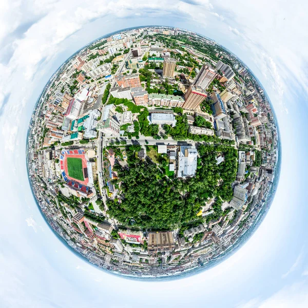 Vista aérea de la ciudad con encrucijadas y caminos, casas, edificios, parques y estacionamientos. Imagen panorámica soleada de verano —  Fotos de Stock