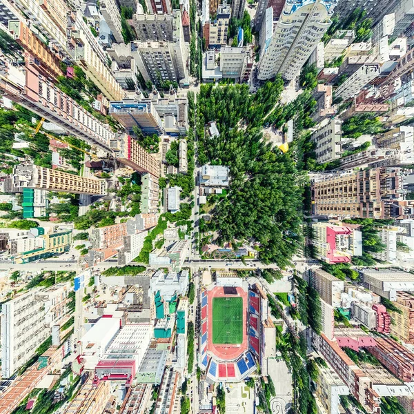 Légi kilátás kereszteződésekkel és utakkal, házak, épületek, parkok és parkolók. Napfényes nyári panoráma kép — Stock Fotó