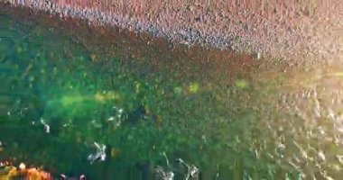 Güneşli yaz sabahında temiz ve taze bir dağ nehri üzerinde uçuşun ortasındayız. Dikey hareket