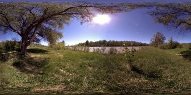 UHD 4K 360 VR Bir nehrin Sanal Gerçekliği güzel dağ ormanlarında kayaların üzerinden akıyor