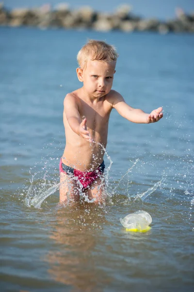 Maske ve palet kum tropikal plaj dalış için güzel bir küçük çocuk.