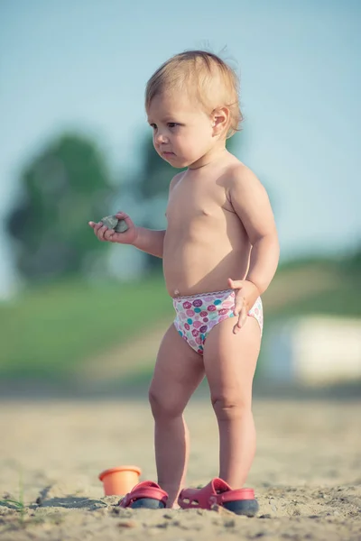 Şirin Bebek denize yakın kum plajındaki oyuncaklar ile oynama. — Stok fotoğraf