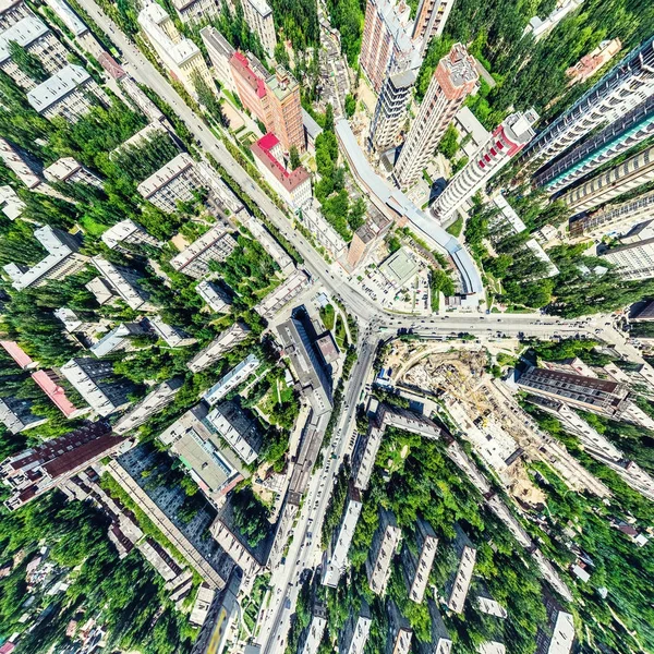 Kesişen yollar, evler, binalar, parklar ve otoparklar olan havacılık şehri manzarası. Güneşli yaz panoramik resmi — Stok fotoğraf