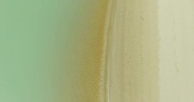 Havadan Uhd 4k görünümü. Taze dağ nehir üzerinde uçuş. Dikey Görünüm ve yatay hareketi