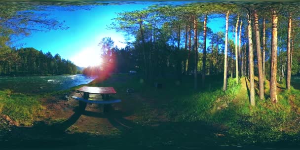 UHD 4K 360 VR Virtuell verklighet av en flod rinner över klippor i vackra fjällskogslandskap — Stockvideo