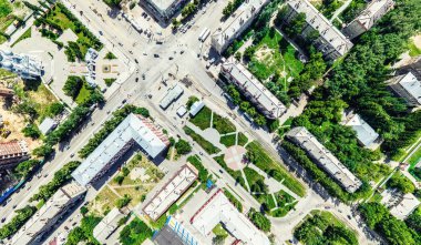 Kesişen yollar, evler, binalar, parklar ve otoparklar olan havacılık şehri manzarası. Güneşli yaz panoramik resmi