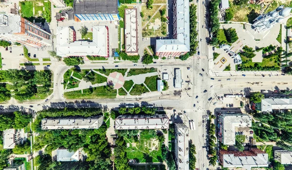 Widok z lotu ptaka na skrzyżowanie dróg i dróg, domy, budynki, parki i parkingi. Słoneczny letni panoramiczny obraz — Zdjęcie stockowe