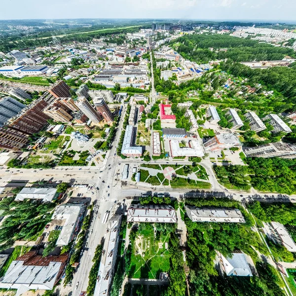 Vue aérienne de la ville avec carrefour et routes, maisons, bâtiments, parcs et parkings. Image panoramique ensoleillée d'été — Photo