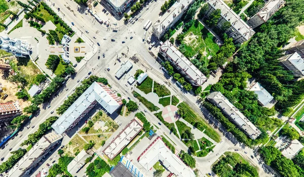 Kesişen yollar, evler, binalar, parklar ve otoparklar olan havacılık şehri manzarası. Güneşli yaz panoramik resmi