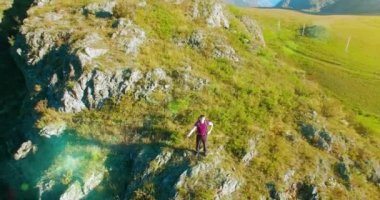 Yürüyüş delikanlı uçurumun tepesinde duran hava Uhd 4k uçuş