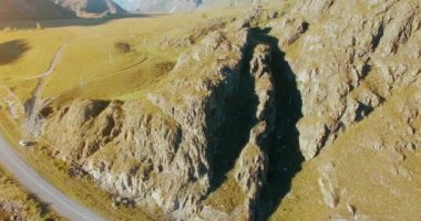 Yürüyüş delikanlı uçurumun tepesinde duran hava Uhd 4k uçuş