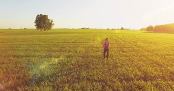 Låg höjd drone flyg framför sportig kvinna på perfekt asfalt road — Stockvideo