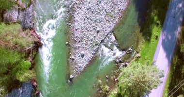 4 k Uhd havadan görünümü. Düşük uçuş üzerinde taze soğuk dağ nehir kıyısında güneşli yaz sabahı.