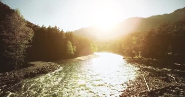 Vista aérea 4k UHD. Vuelo bajo sobre el río fresco de montaña fría en la soleada mañana de verano . — Vídeos de Stock