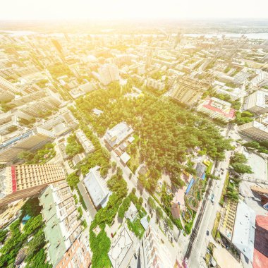 Kesişen yollar, evler, binalar, parklar ve otoparklar olan havacılık şehri manzarası. Güneşli yaz panoramik resmi