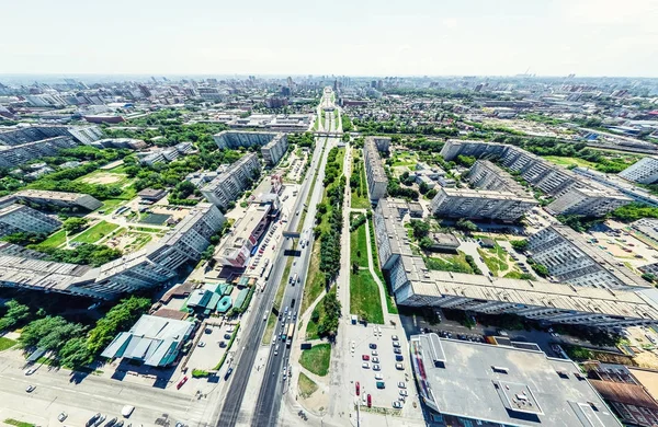 Kesişen yollar, evler, binalar, parklar ve otoparklar olan havacılık şehri manzarası. Güneşli yaz panoramik resmi