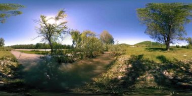 UHD 4K 360 VR Bir nehrin Sanal Gerçekliği güzel dağ ormanlarında kayaların üzerinden akıyor