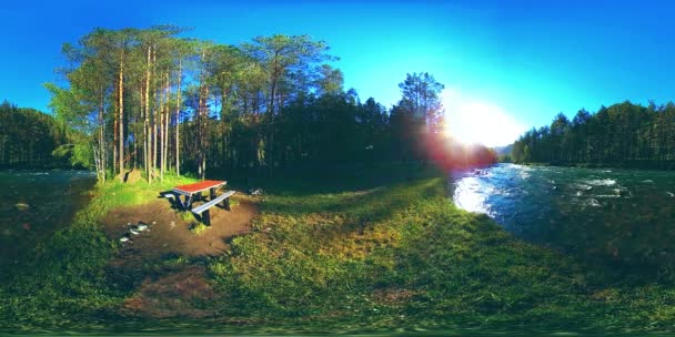 UHD 4k 360 Vr Virtual Reality van een rivier stroomt over rotsen in het prachtige berglandschap van de bos — Stockvideo