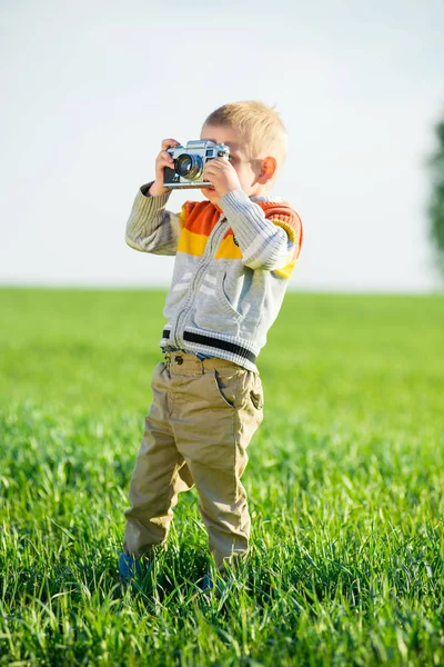 Açık çekim eski bir kamera ile küçük çocuk.