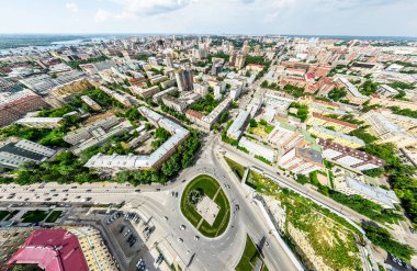 Kesişen yollar, evler, binalar, parklar ve otoparklar olan havacılık şehri manzarası. Güneşli yaz panoramik resmi