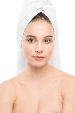 Bankacı Charlie'yle ve havlu başında güzel genç esmer kadın. İzole.