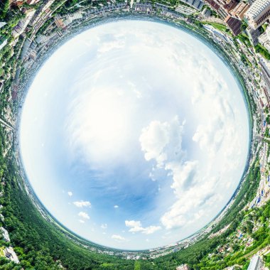 Kesişen yollar, evler, binalar, parklar ve otoparklar olan havacılık şehri manzarası. Güneşli yaz panoramik resmi