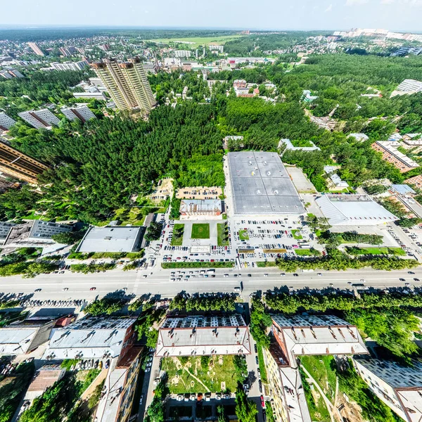 Légi kilátás kereszteződésekkel és utakkal, házak, épületek, parkok és parkolók. Napfényes nyári panoráma kép — Stock Fotó