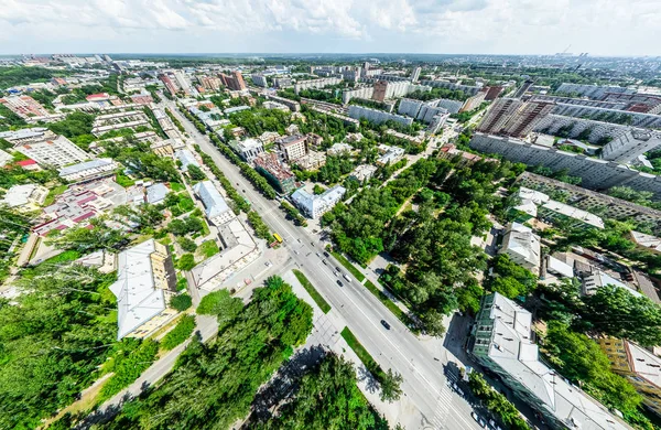 Kesişen yollar, evler, binalar, parklar ve otoparklar olan havacılık şehri manzarası. Güneşli yaz panoramik resmi