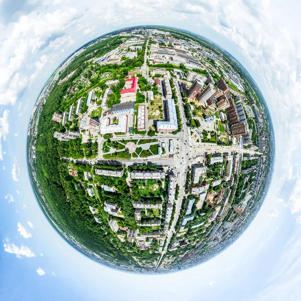 Uitzicht op de stad vanuit de lucht met kruispunten en wegen, huizen, gebouwen, parken en parkeerplaatsen. Zonnige zomer panoramisch beeld — Stockfoto