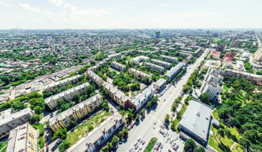 Kesişen yollar, evler, binalar, parklar ve otoparklar olan havacılık şehri manzarası. Güneşli yaz panoramik resmi