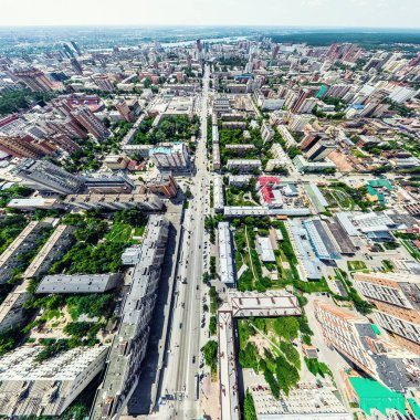 Kesişen yollar, evler, binalar, parklar ve otoparklar olan havacılık şehri manzarası. Güneşli yaz panoramik resmi