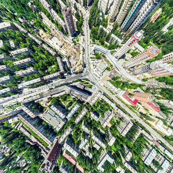 交差点や道路、住宅、建物、公園や駐車場と空中都市の景色。晴れた夏のパノラマ画像 — ストック写真