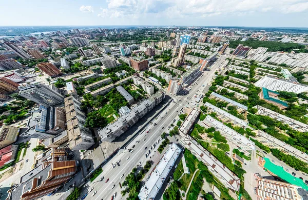 Вид на повітряне місто з перехрестями та дорогами, будинками, будівлями, парками та паркінгами. Сонячне літо панорамне зображення — стокове фото