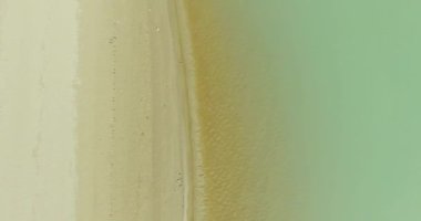 Havadan Uhd 4k görünümü. Taze dağ nehir üzerinde uçuş. Dikey Görünüm ve yatay hareketi